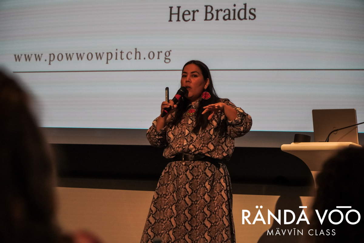 Sunshine Tenasco gesturing during her on-stage presentation at MÄVVĪNCLASS The Capacity Room.